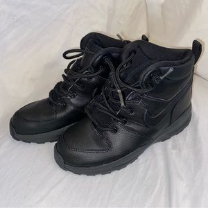 NIKE MANOA BOOTS